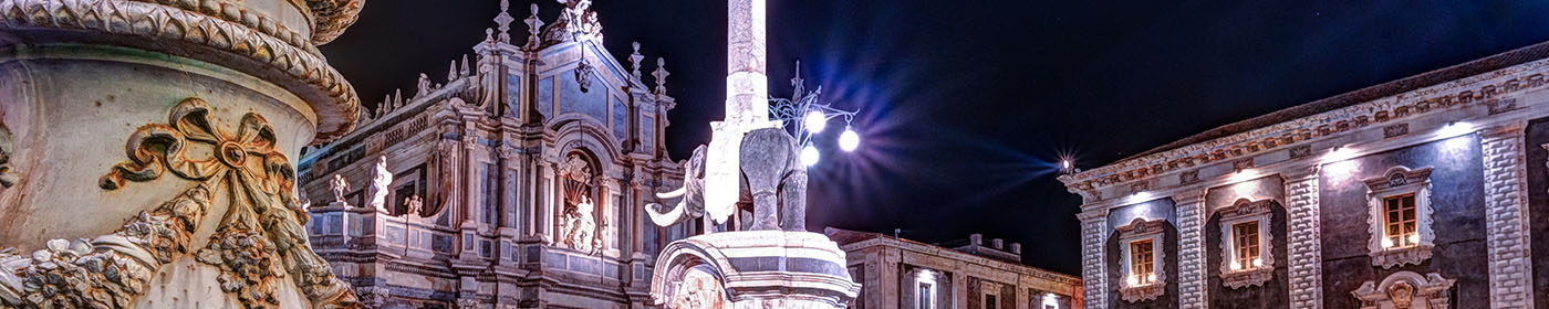 Piazza del Duomo a Catania di notte, con la fontana dell'Elefante