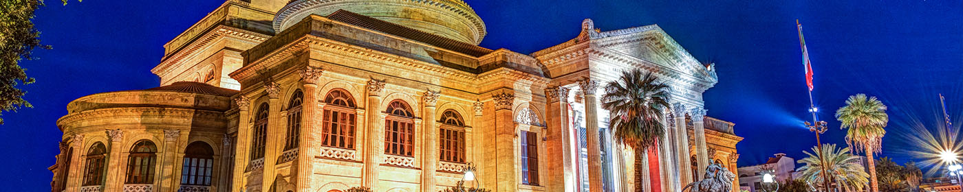 Il Teatro Massimo di Palermo illuminato di sera
